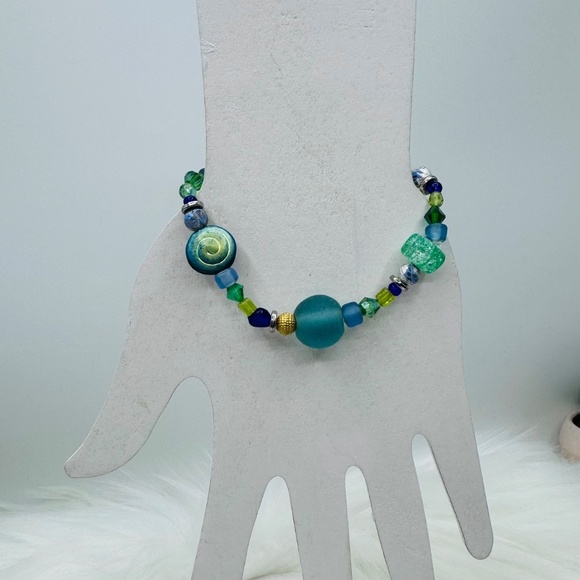 Fashion Statement Beaded Bracelet - Picture 2 of 4